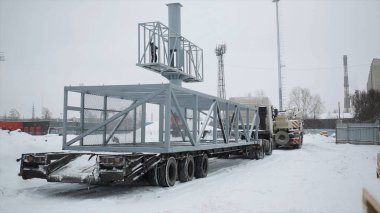 LCD ekran reklam yükleme. Reklam ekran yükleme işçi. Büyük reklam Lcd ekran yükleme özel ekipman ve makine yardımı ile. Yükleme Lcd