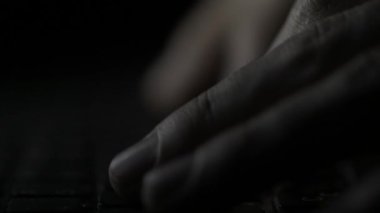 Seçici odak tipik dizüstü, bilgisayar, bilgisayar klavye gece koyu tonu düşük anahtar içinde adam iki taraftan. ikili gece geç saatlerde. Bilgisayarda, gece geç saatlerde iş işadamı mesai, yakın çekim
