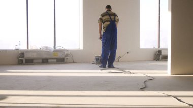 Ev yenileme, Zımpara, polishin parke. Adam odada kat parlatıyor. Pahalı bir evi dairelerde tamiri