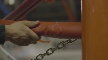 İnşaat bağlantısı çapa gerginlikler boks halka ip metal zinciri bokeh arka plan resmine kapatın. Boks ringi sahne donatımı