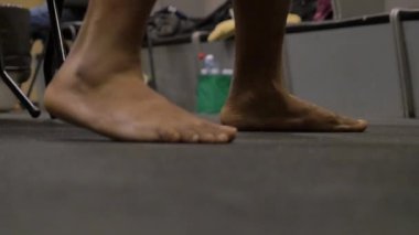 Savaşçıları bacaklarını kapat. Afro Amerikan savaşçı mücadele için hazırlama görünüm üzerinde bacaklarını kapat. Stadyumda çalıştırdıktan sonra dinlenme genç afro Amerikalı sporcu. Afro Amerikan erkek boxer.