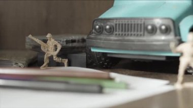 Oyuncak askerleri ve tankları. Minyatür oyuncak askerler gemide