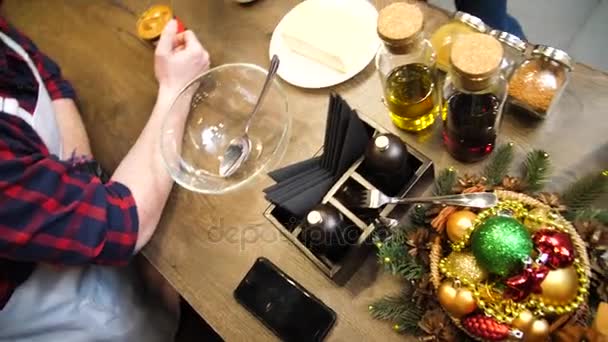 Ajuste de mesa de Navidad en madera, vista superior. Fondo de vacaciones. Cocina mesa de madera con decoración de Navidad — Vídeo de stock