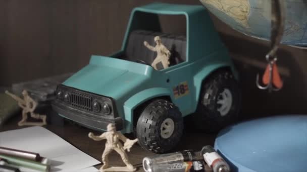 Soldados de brinquedo e tanques. Soldados de brinquedo miniatura a bordo — Vídeo de Stock