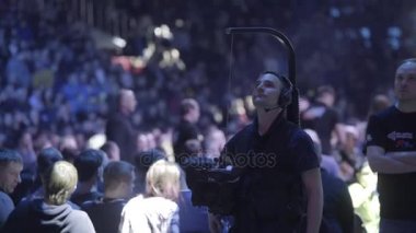 Rusya, Moskova - Aralık 12: İnsanlar spor hayranları alkışlar ve tribünlerin üzerinde ağlıyor. Tribünde oturan insanlar ve olay dikkat et. Grup yetişkin insanlar.