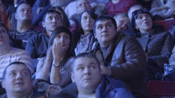 Venäjä, Moskova - 12. joulukuuta: Ihmiset urheilun ystävät taputtavat ja itkevät tribuuneja. Ihmiset istuvat katsomossa ja katsovat tapahtumaa. Ryhmä aikuiset . — kuvapankkivideo