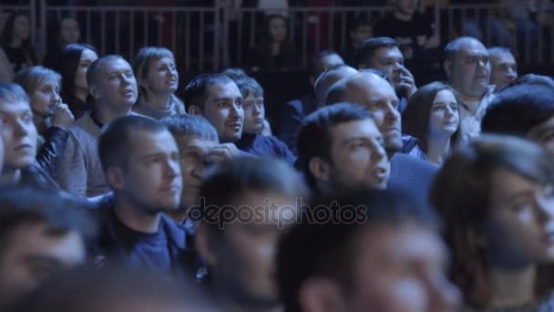 Росія, Москва - 12 грудня: Люди спорт шанувальників оплесками і плакати на трибунах. Люди сидять на трибунах і дивитися події. Група дорослих людей. — стокове відео