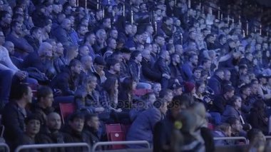 Yekaterinburg, Rusya - Ekim 2017: İnsanlar saat mücadele boks. Bir grup insan bir uzun zamandır beklenen boks mücadele arıyorum