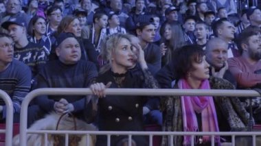 Yekaterinburg, Rusya Federasyonu - Ekim 2017: boksörler mücadele izlerken hakem ile halka. Dövüşten dolayı standları seyreden