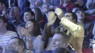 Yekaterinburg, Rusya Federasyonu - Ekim 2017: boksörler mücadele izlerken hakem ile halka. Dövüşten dolayı standları seyreden