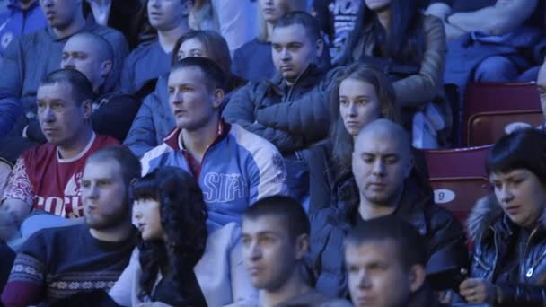 Екатеринбург, Россия - октябрь 2017: Люди смотрят Бокс. Группа людей, ищущих долгожданный бой в боксе — стоковое видео