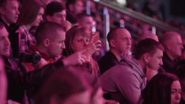 Yekaterinburg, Rússia - outubro de 2017: As pessoas assistem a luta de boxe. Um grupo de pessoas procurando uma luta de boxe tão esperada — Vídeo de Stock