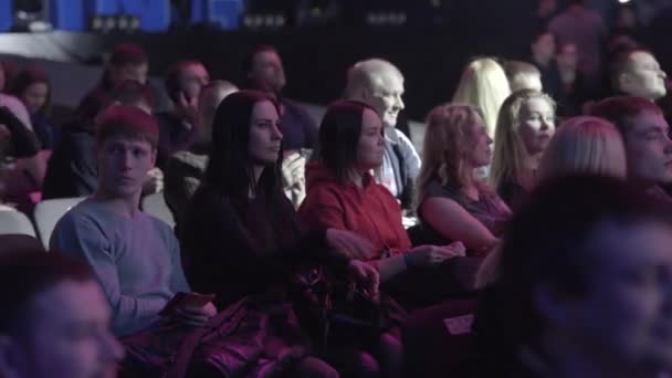 Yekaterinburg, Rússia - outubro de 2017: Boxers lutando no ringue com árbitro assistindo. Pessoas a ver a luta nas bancadas — Vídeo de Stock