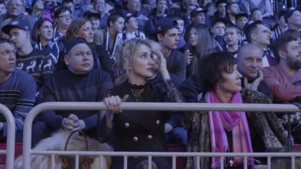 Jekaterinburg, Rusland Oktober 2017: Boksere kæmper i ring med dommeren ser. Folk, der ser kampen fra tribunerne – Stock-video