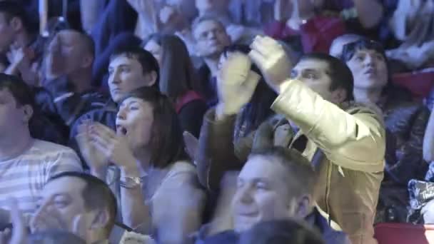 Jekatěrinburg, Rusko - říjen 2017: Boxeři bojují kroužek s rozhodčí sleduje. Lidé sledují zápas z tribuny — Stock video
