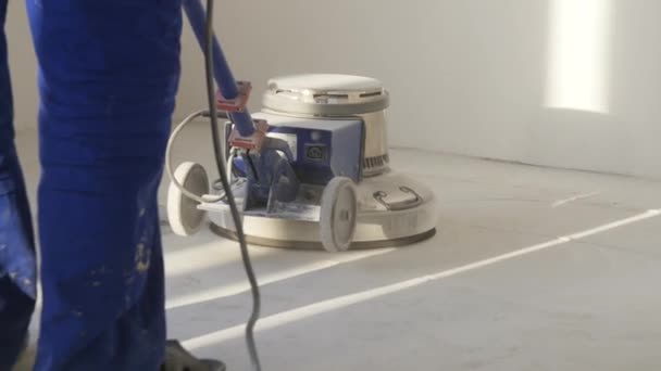 Hombre pulido piso de mármol en el moderno edificio de oficinas. El hombre trabaja con la rectificadora para el suelo — Vídeos de Stock