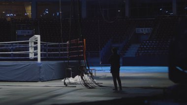 Bir spot tarafından spotlit halatlar ile çevrili düzenli bir boks yüzüğü kırmızı köşesinde dramatik bir görünüm