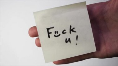 Etiket kelimelerle - canın cehenneme. Yazıt Fuck You etiket üzerinde. Not Fuck You kağıda camına saldırganlık kavramı