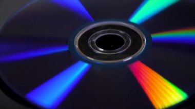 Kompakt disk siyah arka plan üzerine izole. Soyut makro yakın çekim renkli gökkuşağı yansıma CD üzerinden. Renkli arka plan. Gökkuşağı CD