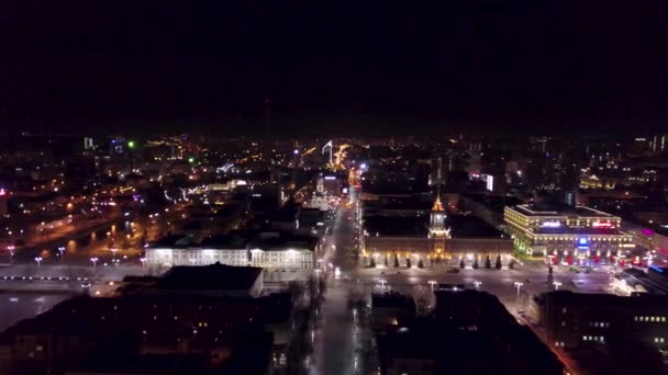 A légi felvétel a város éjszakai fények. Panorámás kilátás szép nagyvárosi éjszaka — Stock videók