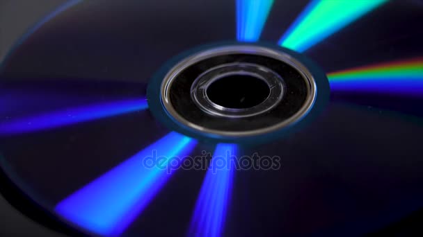 CD isolato su sfondo nero. Sfondo colorato astratto. Primo piano del CD. Disco DVD su sfondo nero - formato orizzontale — Video Stock