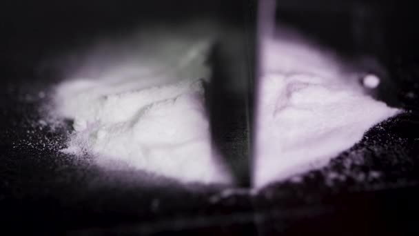 Het gebruik van drugs, mensen, verslaving en middelenmisbruik concept - close up van verslaafde handen met crack cocaïne drug dosis track op spiegel en credit card. De verslaafde gebruikt drugs, met behulp van een credit card. — Stockvideo