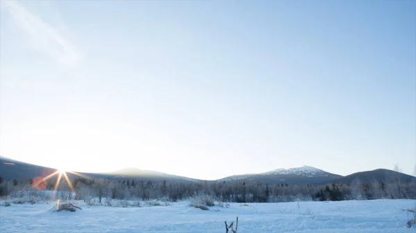 Fantastico paesaggio serale in una luce solare colorata. Drammatica scena invernale. Il mondo della bellezza. Alba sulle montagne innevate. Timelapse — Foto Stock