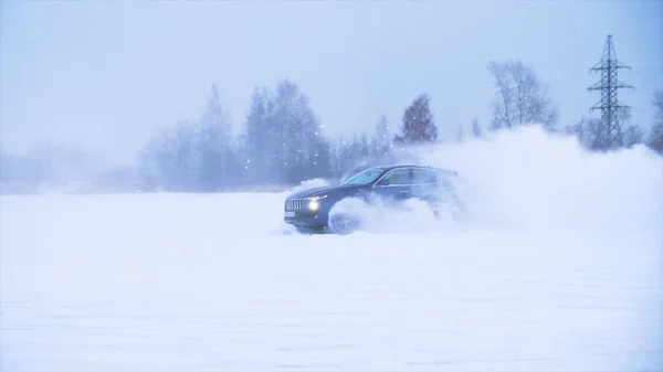 Samochód sportowy jeździ na śniegu. Maszyna wykazuje zdolność do jazdy na ośnieżonych drogach, drifting i manewrowania — Zdjęcie stockowe