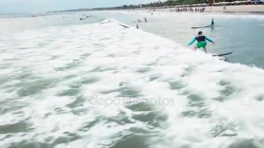 Okyanusta gündoğumu üzerinde sörf sörf kız. İnsanlar iyi dalga binmek. Modern aktif spor yaşam tarzı ve yaz tatil. İnsanlar panoları dalgalar üzerinde sürme