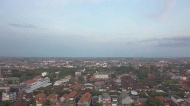 İtalyan kasaba yaz manzarası. Üst görüntülemek eski şehir ile düşük evleri mimari geleneklerini koruyarak