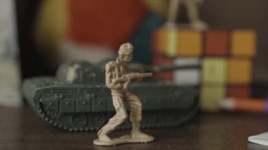 Bebek oyuncak - askerler. Eski unutulmuş oyuncak evde rafta. Çocukluk kavramı