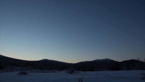 Fantastico paesaggio serale in una luce solare colorata. Drammatica scena invernale. Il mondo della bellezza. Alba sulle montagne innevate. Timelapse — Video Stock