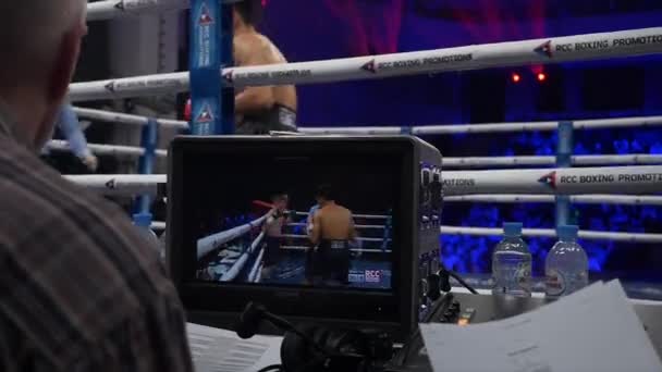 Ekaterimburgo, Rusia - Octubre de 2017: Dos boxeadores profesionales están luchando en la gran arena. Combate de boxeo. Transmita la batalla en un monitor durante la pelea de boxeo — Vídeos de Stock