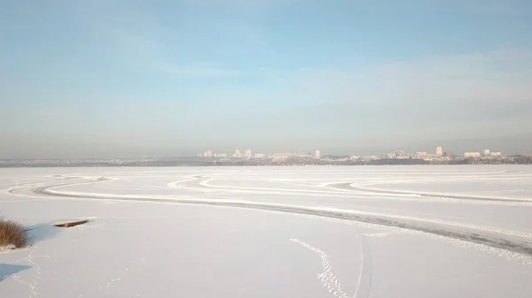 Auto Rijden Door Bochtige Ijs Track Besneeuwde Lake Winteravond Tijdens — Stockfoto