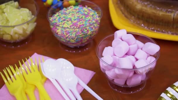Colorful candies in jars on table. Sweets on the table. Delicious sweets on candy buffet — Stock Video