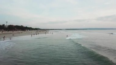 Okyanus havadan görünümü, doğa arka plan şaşırtıcı. Video. Su ve güzel parlak renk. Rocky Dağları ve temiz su güneşli gün Tayland okyanusun masmavi beach