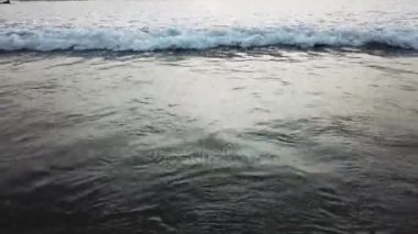 Altın günbatımı okyanus kıyısında ve kum. Video. Sahilde günbatımı okyanus dalgaları