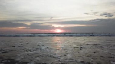 Altın günbatımı okyanus kıyısında ve kum. Video. Sahilde günbatımı okyanus dalgaları