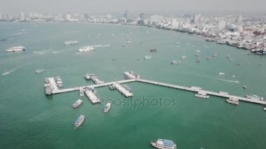 Havadan görünümü yat sabah Pattaya defne açık alanda otopark. Video. Yat, yelkenli quay adlı demirlemiş. Gemi liman alanı ile Yatlar Üstten Görünüm