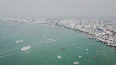Havadan görünümü yat sabah Pattaya defne açık alanda otopark. Video. Yat, yelkenli quay adlı demirlemiş. Gemi liman alanı ile Yatlar Üstten Görünüm