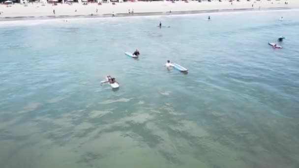 Los surfistas felices montan la ola oceánica y sonríen. Vídeo. Día soleado perfecto, agua cristalina e isla tropical. Los surfistas profesionales viajan en ola azul. Surf de invierno en el océano. Antena — Vídeo de stock