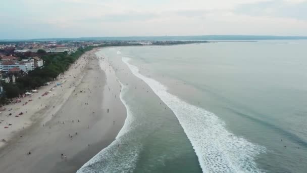 Вид на океан с воздуха, удивительный природный фон. Видео. Цвет воды и воды яркий. Лазурный пляж с скалистыми горами и чистой водой тайского океана в солнечный день — стоковое видео