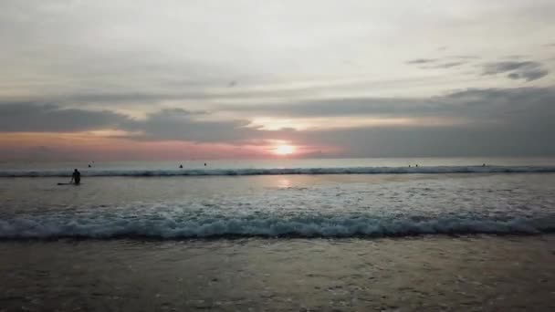 Atardecer dorado en la orilla del océano y la arena. Vídeo. Ondas oceánicas en la orilla al atardecer — Vídeo de stock