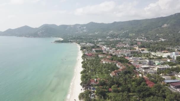 Pattaya Beach na pohled shora z kopce. Video. Vyhlídka nabízí panoramatický výhled na kopce vyhlídka, populární při západu slunce, s úžasným výhledem na město a záliv ve městě Pattaya — Stock video