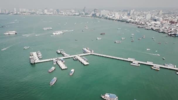 Estacionamiento de yates con vista aérea en la zona frontal de la bahía de Pattaya por la mañana. Vídeo. Yate, velero amarrado en el muelle. Zona portuaria con barcos yates vista superior — Vídeos de Stock