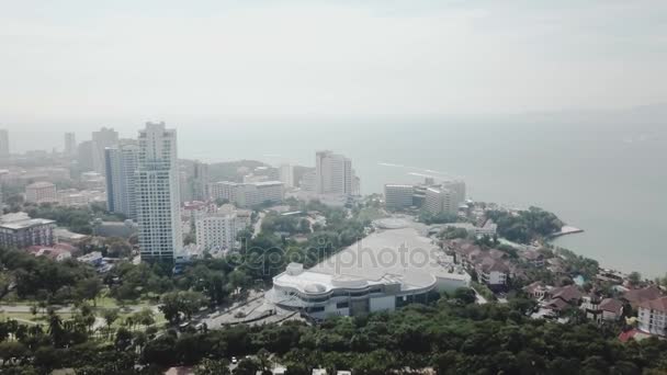 Pattaya Beach op het bovenaanzicht van de heuvel. Video. Heuvel met een panoramisch uitzicht op de heuveltop schilderachtige uitkijkpunt, populair bij zonsondergang, met weids uitzicht over de stad en de baai in Pattaya stad — Stockvideo