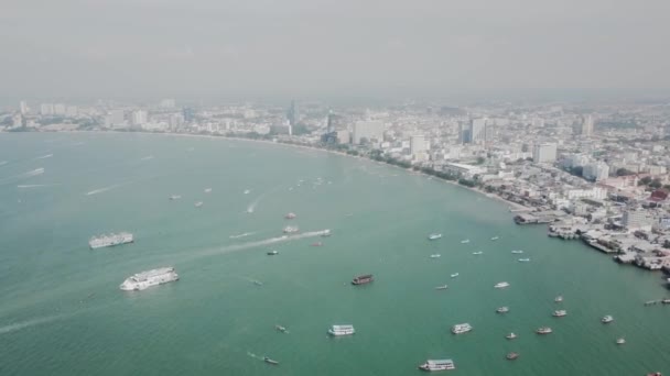 Estacionamiento de yates con vista aérea en la zona frontal de la bahía de Pattaya por la mañana. Vídeo. Yate, velero amarrado en el muelle. Zona portuaria con barcos yates vista superior — Vídeos de Stock