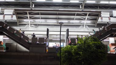 İnsanlar merdivenlerden metroya yürürken. Video. Bir sürü insan Bitirim metro, merdivenlerden yukarı git