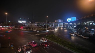Gece trafik, araba sürüş gece şehri, kentsel meşgul akışında. Video. Gece şehirde araçların hareket