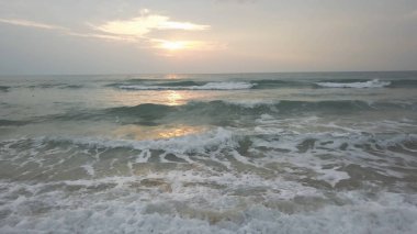 Sunset Twilight alacakaranlık Beach dalga güneş Video. İnanılmaz güzel günbatımı Tayland sahilde. Güneş, gökyüzü, deniz, dalgalar ve kum. Bir tatil deniz